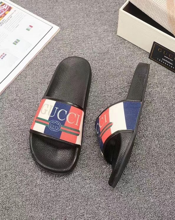 P110
升级板、五机打印，好品质 情侣款🎗Gucci『古奇』印花拖鞋 万众瞩目的一款 美到即可融化你们的心❤毫无悬念的网红单品 每款时装周街拍出镜率都超高！简直就是鬼斧神工的杰作 人手必备的一款『选料』都是原版1:1开模制造 脚感Q弹超柔软 上脚超级秀气🐎35-46,