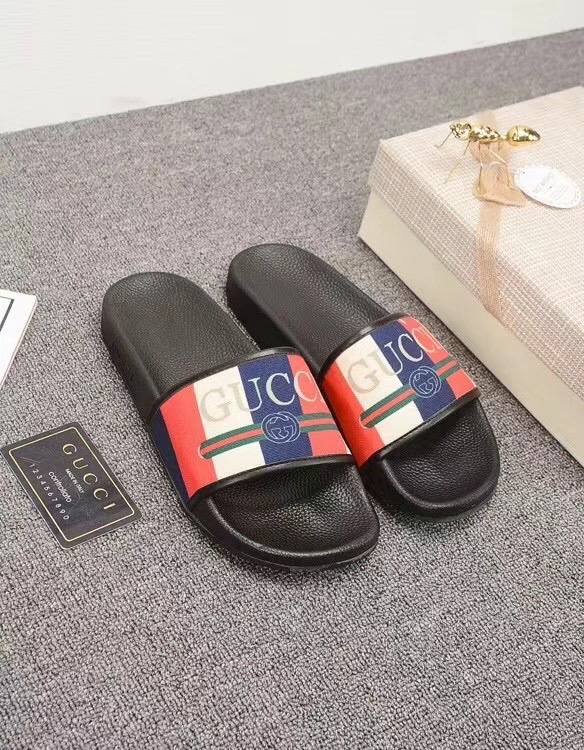 P110
升级板、五机打印，好品质 情侣款🎗Gucci『古奇』印花拖鞋 万众瞩目的一款 美到即可融化你们的心❤毫无悬念的网红单品 每款时装周街拍出镜率都超高！简直就是鬼斧神工的杰作 人手必备的一款『选料』都是原版1:1开模制造 脚感Q弹超柔软 上脚超级秀气🐎35-46,