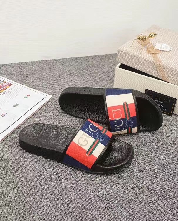 P110
升级板、五机打印，好品质 情侣款🎗Gucci『古奇』印花拖鞋 万众瞩目的一款 美到即可融化你们的心❤毫无悬念的网红单品 每款时装周街拍出镜率都超高！简直就是鬼斧神工的杰作 人手必备的一款『选料』都是原版1:1开模制造 脚感Q弹超柔软 上脚超级秀气🐎35-46,