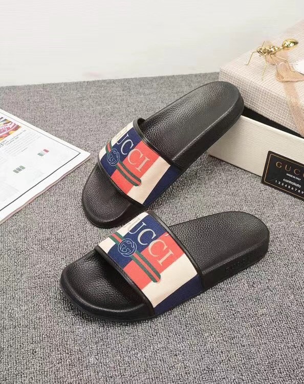 P110
升级板、五机打印，好品质 情侣款🎗Gucci『古奇』印花拖鞋 万众瞩目的一款 美到即可融化你们的心❤毫无悬念的网红单品 每款时装周街拍出镜率都超高！简直就是鬼斧神工的杰作 人手必备的一款『选料』都是原版1:1开模制造 脚感Q弹超柔软 上脚超级秀气🐎35-46,