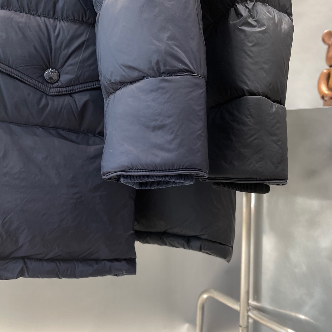 High-quality Burberry mid-length winter coat in navy/black, sizes M-3XL. Genuine craft, premium down filling, excellent warmth & value. Satisfaction guaranteed.-Big cat