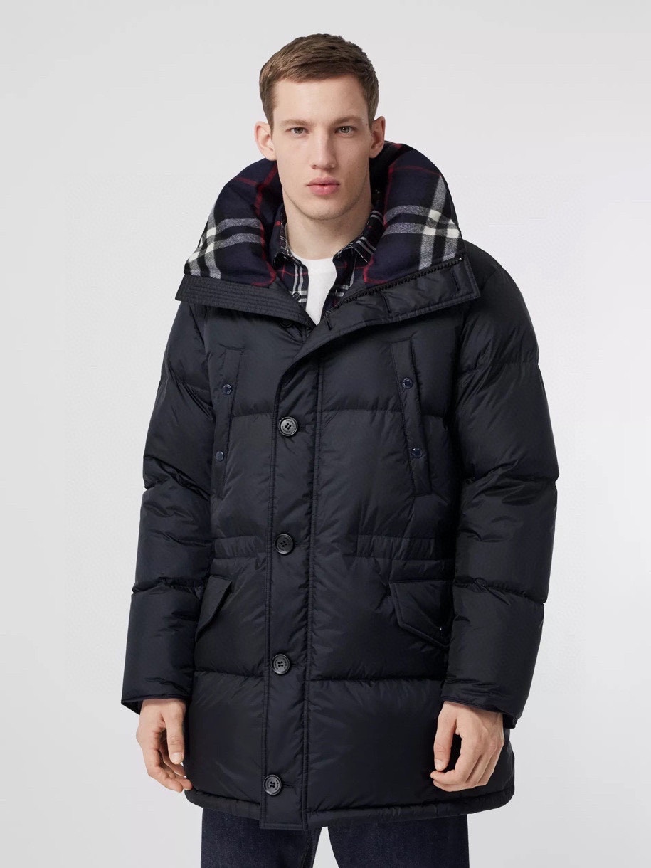 High-quality Burberry mid-length down jacket in navy/black, sizes M-3XL. Genuine materials, 90% down fill for warmth. Excellent value.-Big cat