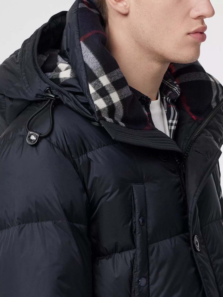 High-quality Burberry mid-length down jacket in navy/black, sizes M-3XL. Genuine materials, 90% down fill for warmth. Excellent value.-Big cat