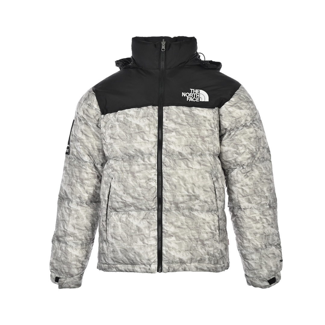 The North Face & Supreme 19Fw皱纸羽绒服 面料订织1.5*1.5mm 格纹面料 成分为100%锦纶,环保染色 色牢度国标3级以上防水,抗静电,防菌防疫 2道轧光后确保防绒效果,面料织数还原一致,自然密度够,故耐撕拉耐刮钩,杜邦强防水技术,防水效果佳,设计师从“褶皱的纸”中吸取灵感,创造了一件看上去像是穿了很久的褶皱衣服,迎合当下的做旧复古风暴,极具创意,上身效果炸街,街头吸精利器,18年高价购入开发,可惜当年发售夭折,19FW终于发售,印花是高清整体直喷,印花800dpi滚筒扫描电脑后期红外线定位拼图600d,这样的印花有明暗的过渡优化效果,这样看起来会非常有立体感,全部印花都是定位裁片,全部都经过了上浆和表面防水处理,有薄膜内衬,Logo采用进口百灵达2800针刺绣,进口单股纯白珠光线,针车间距与纱线粗度均与原版一致对应,代购厂拷出来的原版矢量图,成品线密度间距0.4,行业均值为1 针数1.3w针,工时28min,面料料印花部分是苯白丝光#10,黑色部分是尼龙深黑#15,数码对位,阴影-针线衔接-后幅左右袖子全方位对位边角细节,边角阴影的后摆延伸均到位,辅料+领标+袖标+刺绣全部对照原版订制,统一使用新国际标准90白鸭绒(可检测)以蓬松度700的标准,每件羽绒不低于440克,百分之百填充,纯羽绒为了区分小作坊的手工填充羽绒,我们统一选择使用MCGS机器填充,针对每个裁片的充绒数量,羽绒搅动的蓬松度控制以及成品版型/重量,均需要精准计算,羽绒内胆900密度双层胆布附带防跑绒涂层,保持羽绒版型同时,保证干洗后羽绒不走位,内里内衬900密度附带防跑绒涂层,在此再为跑绒问题增加一强力护盾,辅料三标全部订做 Size:S-XL