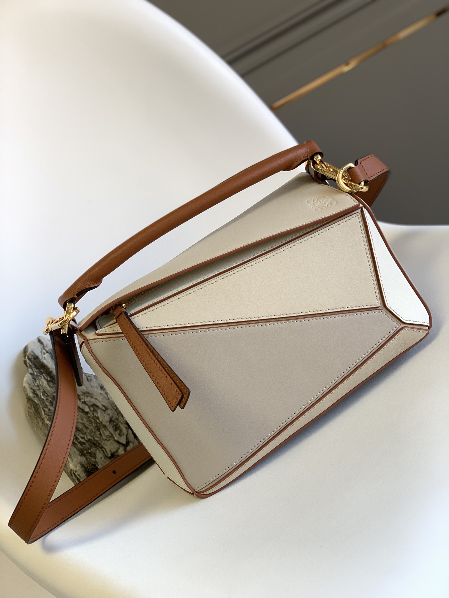 NO:193201,Lw popular Puzzle small (small 24CM) ship small geometric bag made of calf leather inlay [Rose] crossbody shoulder, hand hold or top handle carry Removable, adjustable shoulder strap Zipper closure Leather zipper head, external rear zipper bag Internal insert bag Can be customized with shoulder straps and personalized hangings Herringbone cotton canvas lining is favored by many celebrities Bag size: 24*16.5*10.5cm Model 261801 (with full package), geometric bag 24cm small, cowhide19860909Lw 爆款Puzzle small(小号24CM）出货小号几何包 以小牛皮镶嵌工制成[玫瑰]集斜挎 肩背 手拿 或顶部提手携带 可拆缷,可调节肩带 拉链封口 皮革拉链头,外部后方拉链袋 内部插袋 可以使用肩带和个性化挂饰进行定制 人字纹棉帆布衬里 受众多明星青睐 人人都想拥有的包包size:24*16.5*10.5cm型号261801（配全套包装）,几何包24cm小号,cowhide,Bag