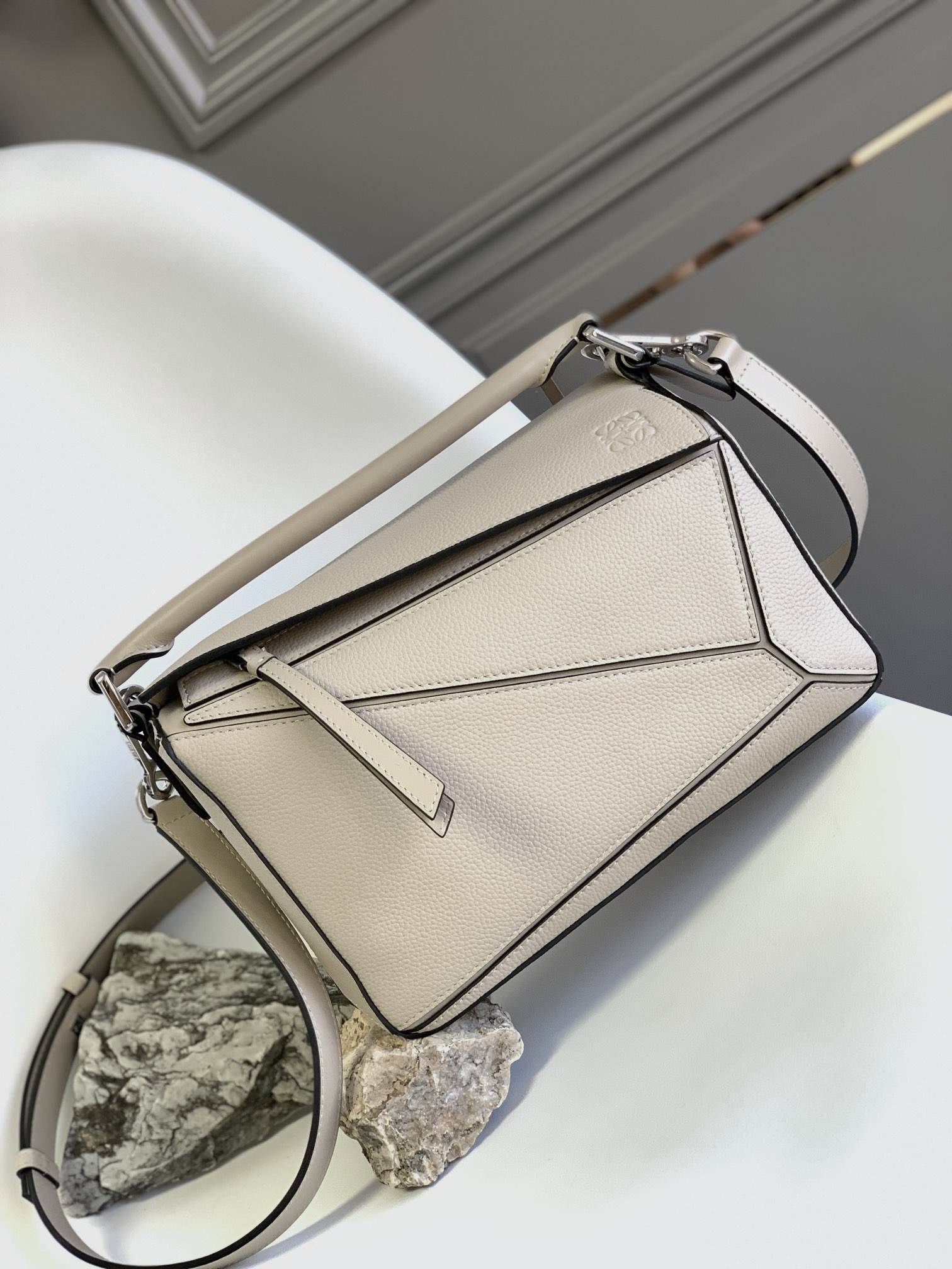 Loewe Puzzle Small Bag: Stylish Leather Handbag with Adjustable Strap 1 i1633966214 1350 0