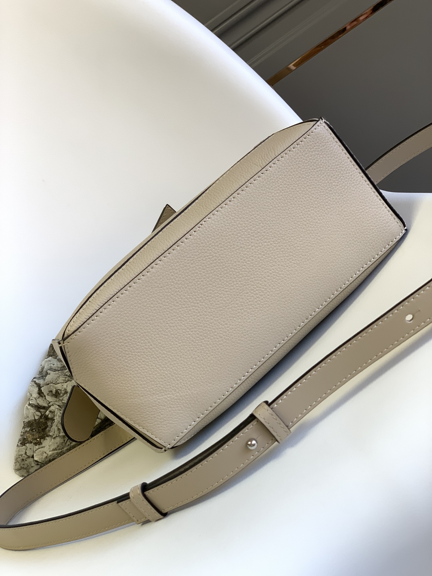 Loewe Puzzle Small Bag: Stylish Leather Handbag with Adjustable Strap 5 i1633966214 621 4
