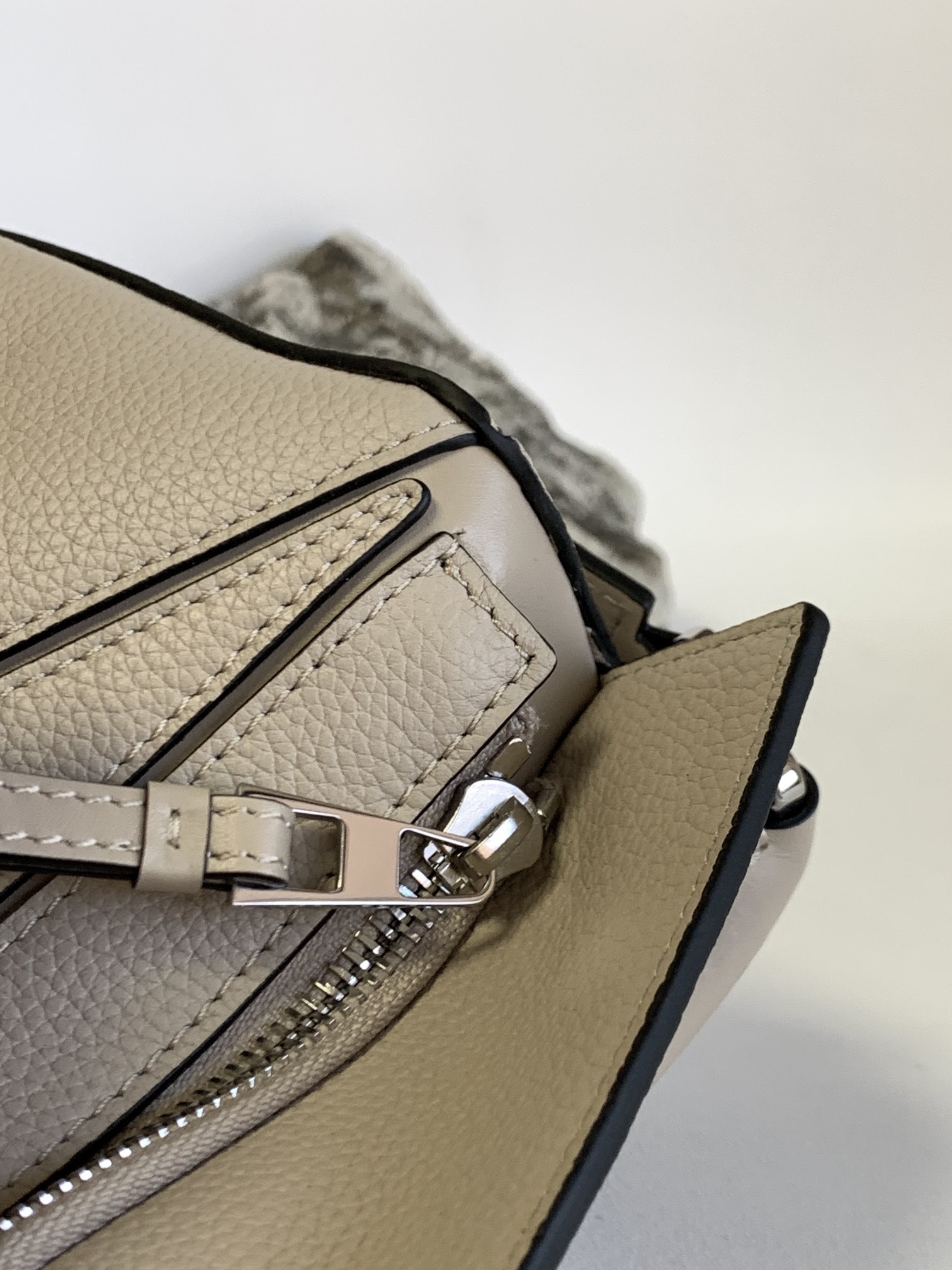 Loewe Puzzle Small Bag: Stylish Leather Handbag with Adjustable Strap 7 i1633966214 6743 6