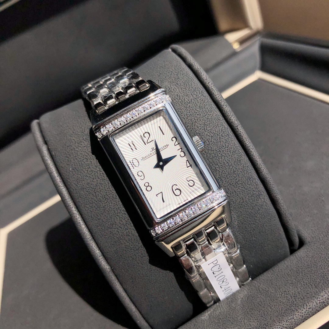NO:553208,Jaeger-LeCoultre Reverso watch, the dial is set with 26 diamonds. Comes with a GTC test certificate. One watch, one certificate. It is equipped with a quartz movement imported from Switzerland. The imported German 316 upgraded stainless steel model adopts delicate and slender line design and pure hand-drawing process. The stunning and eye-catching rectangular design makes people fall in love at first sight. It interprets the Reverso One series with softness and boldness, creating a fashionable piece full of personality. New ladies Reverso One  Reversible watch. Unstoppable charm. Rectangular case, classic decorative engravings, elegant Arabic numerals, dauphine hands and lacquered dial surrounded by two rows of brilliant-cut diamonds - the aesthetic elements of the classic watch are reinterpreted in Jaeger-LeCoultre's representative Art Deco style,,versace,jaeger-lecoultre19860909积家翻转腕表,表盘镶嵌26颗钻石.附GTC检测证书.一表一证.搭载瑞士进口石英机芯.进口德国316升级版精钢款 采用细腻纤长的线条设计,纯手工拉丝工艺.惊艳醒目的长方形设计,让人一见倾心.它用柔美与大胆演绎 Reverso One 翻转系列.缔造出充满个性的时尚之作 新款女士 Reverso One 翻转腕表.魅力难挡.矩形表壳、经典装饰刻纹、优雅的阿拉伯数字时标、太子妃式指针以及漆面表盘周围点缀以两排明亮式切割钻石——以 Jaeger-LeCoultre 积家代表性装饰艺术风格重新演绎了经典表款的美学元素,,versace,jaeger-lecoultre,Watch