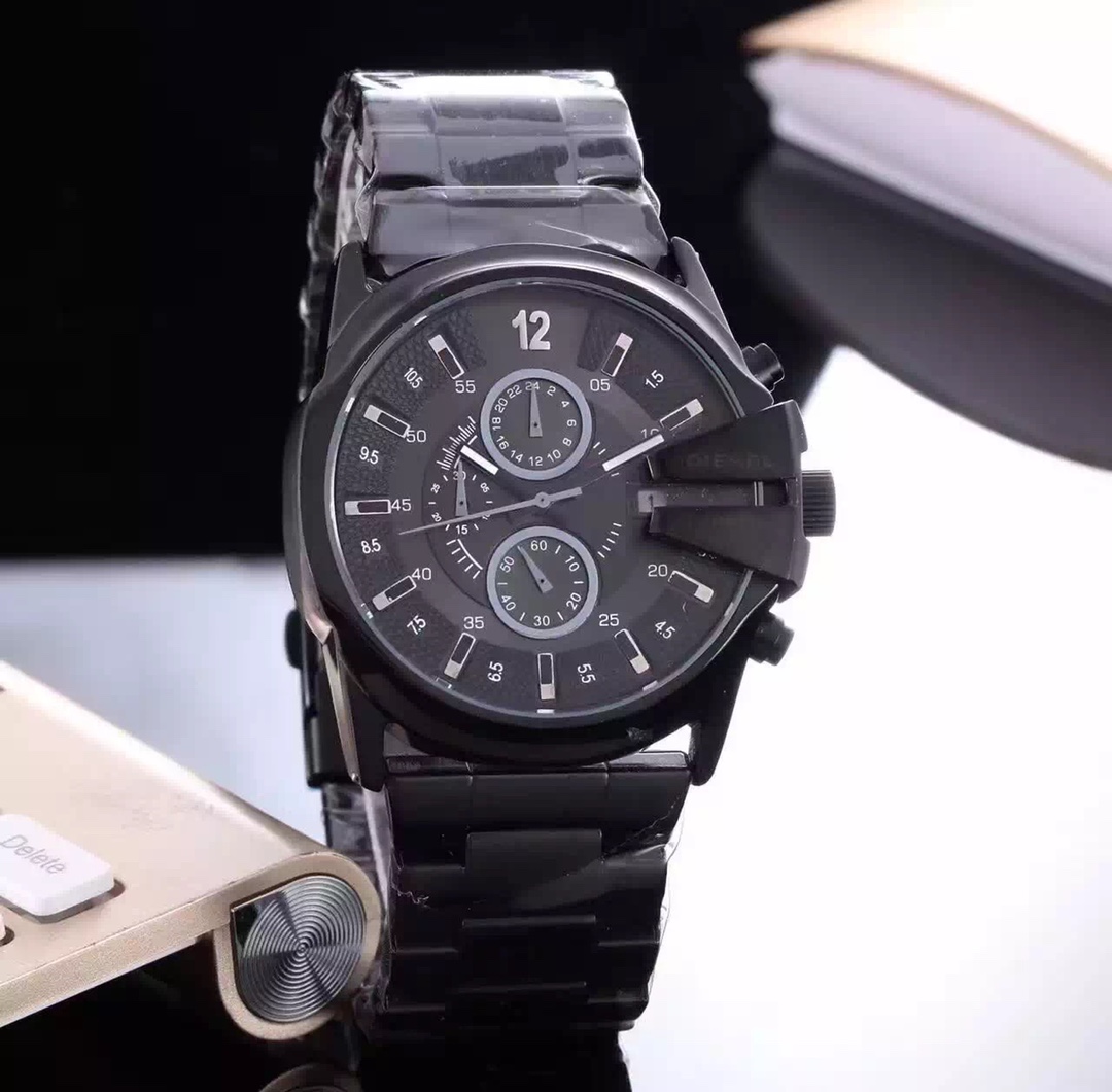 Gentleman’s Spectrum: 44mm Japanese Quartz Watch with Reinforced Glass Mirror