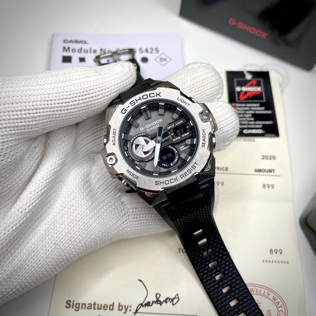 💰190  卡西欧GST-B400 作为 G-SHOCK 的重点产品系列，G-STEEL 以钢韧并济的强悍实力制霸腕间。本次特邀王一博演绎 G-STEEL 全新力作 GST-B400 表款，传递“以变至坚，倾力一搏”的坚韧信念。（钢铁之心，YYDS 永远的神）
GST-B400 以轻薄组件加以碳核心防护构造，保持了耐冲击性的基础上，实现了零部件的精巧化和轻薄化，G-STEEL 系列轻薄化型号。背刻到表盘最高处厚度为12.9mm，比 GST-B100 薄了1mm以上。
在设计方面，将按钮保护进行了精巧化，选用方便按压的不锈钢大按钮。另外大表盘与中表盘选用不同的设计，以提升质感与视觉体验。人气三眼双针表盘设计散发浓厚的荷尔蒙气息，红黑色表盘、黑金表壳，搭配银色不锈钢表带，色彩层次丰富更吸睛。钢韧之美凸显绅士型格，表壳六个角分别用螺丝钉牢牢锁住，硬核设计机械感满满。
采用立体零部件，以及金属蒸着技术，提升整体质感，是一款兼具坚韧性与设计性的 G-STEEL 表款。功能：防震 全自动日历 12/24小时制 世界时间 倒计时 秒表 多功能闹铃 LED双重照明。请认准独家品质⚠️⚠️⚠️！