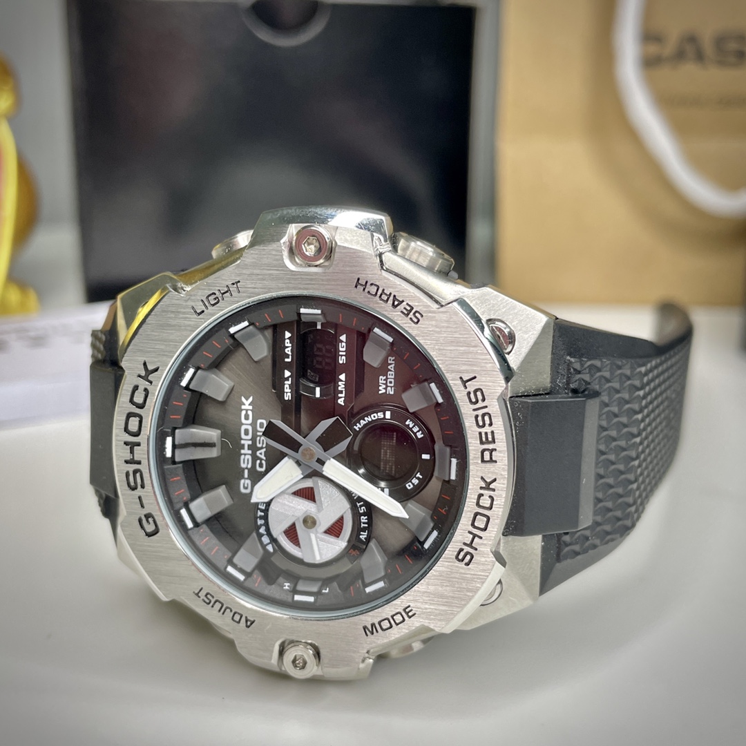 💰190  卡西欧GST-B400 作为 G-SHOCK 的重点产品系列，G-STEEL 以钢韧并济的强悍实力制霸腕间。本次特邀王一博演绎 G-STEEL 全新力作 GST-B400 表款，传递“以变至坚，倾力一搏”的坚韧信念。（钢铁之心，YYDS 永远的神）
GST-B400 以轻薄组件加以碳核心防护构造，保持了耐冲击性的基础上，实现了零部件的精巧化和轻薄化，G-STEEL 系列轻薄化型号。背刻到表盘最高处厚度为12.9mm，比 GST-B100 薄了1mm以上。
在设计方面，将按钮保护进行了精巧化，选用方便按压的不锈钢大按钮。另外大表盘与中表盘选用不同的设计，以提升质感与视觉体验。人气三眼双针表盘设计散发浓厚的荷尔蒙气息，红黑色表盘、黑金表壳，搭配银色不锈钢表带，色彩层次丰富更吸睛。钢韧之美凸显绅士型格，表壳六个角分别用螺丝钉牢牢锁住，硬核设计机械感满满。
采用立体零部件，以及金属蒸着技术，提升整体质感，是一款兼具坚韧性与设计性的 G-STEEL 表款。功能：防震 全自动日历 12/24小时制 世界时间 倒计时 秒表 多功能闹铃 LED双重照明。请认准独家品质⚠️⚠️⚠️！