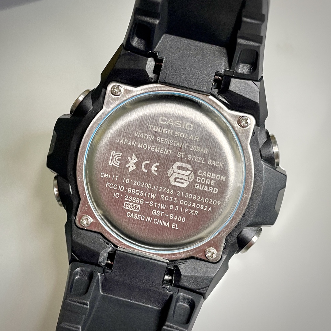 💰190  卡西欧GST-B400 作为 G-SHOCK 的重点产品系列，G-STEEL 以钢韧并济的强悍实力制霸腕间。本次特邀王一博演绎 G-STEEL 全新力作 GST-B400 表款，传递“以变至坚，倾力一搏”的坚韧信念。（钢铁之心，YYDS 永远的神）
GST-B400 以轻薄组件加以碳核心防护构造，保持了耐冲击性的基础上，实现了零部件的精巧化和轻薄化，G-STEEL 系列轻薄化型号。背刻到表盘最高处厚度为12.9mm，比 GST-B100 薄了1mm以上。
在设计方面，将按钮保护进行了精巧化，选用方便按压的不锈钢大按钮。另外大表盘与中表盘选用不同的设计，以提升质感与视觉体验。人气三眼双针表盘设计散发浓厚的荷尔蒙气息，红黑色表盘、黑金表壳，搭配银色不锈钢表带，色彩层次丰富更吸睛。钢韧之美凸显绅士型格，表壳六个角分别用螺丝钉牢牢锁住，硬核设计机械感满满。
采用立体零部件，以及金属蒸着技术，提升整体质感，是一款兼具坚韧性与设计性的 G-STEEL 表款。功能：防震 全自动日历 12/24小时制 世界时间 倒计时 秒表 多功能闹铃 LED双重照明。请认准独家品质⚠️⚠️⚠️！