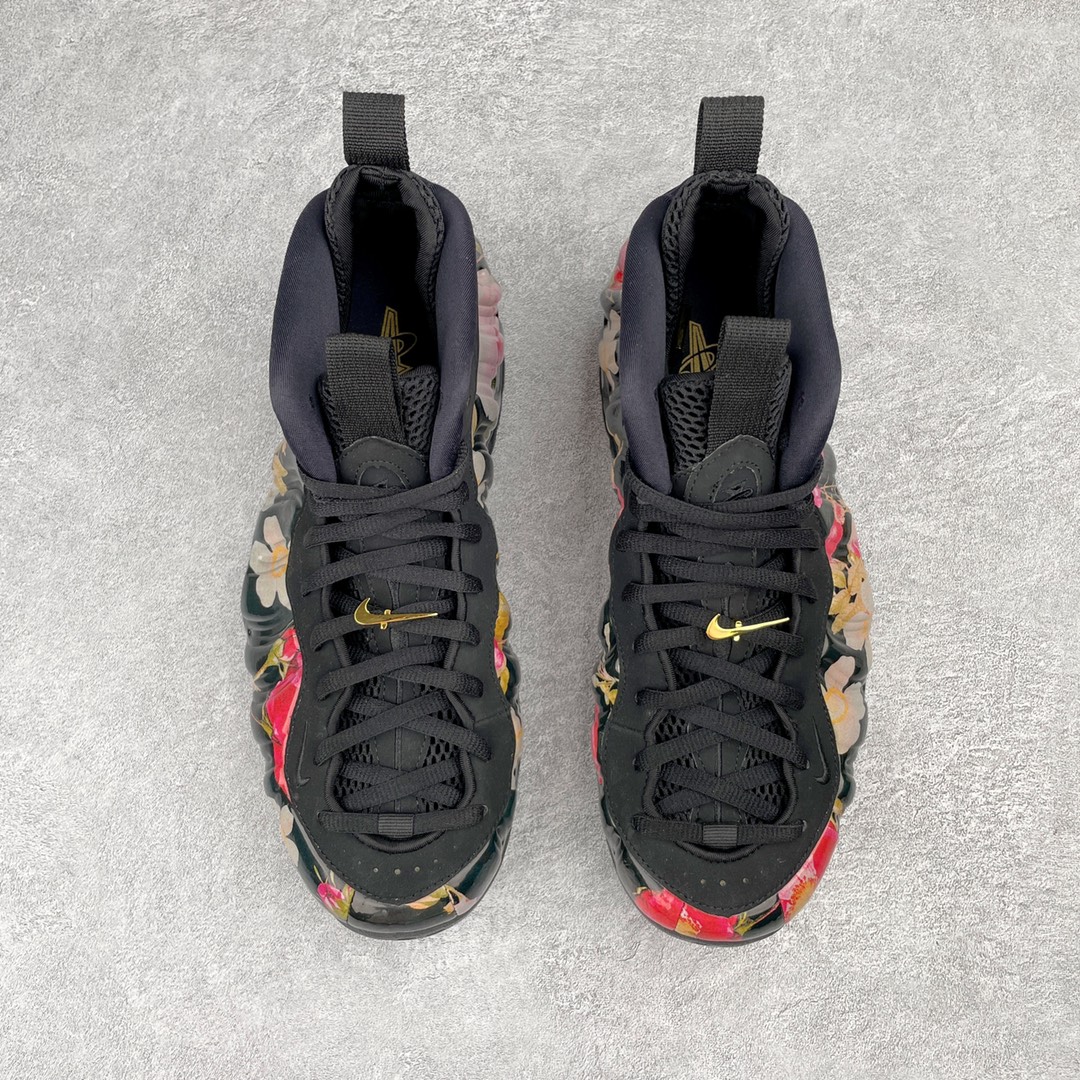 图片[2]-💰470 NK Air Foamposite One 梅花喷 莞产原底面 公司渠道同模具 鞋型发泡360度无死角 双层Zoom气垫植入 中底完美注胶 搭载原厂碳纤维材质 诞生于1997年的NK Air Foamposite系列可以说是整个球鞋历史上最为经典的系列之一 也就是我们常说的“喷”和“泡” 其中“喷”由Foamposite One代言人Penny的英文音译而来 而“泡”则来源于另一款鞋型 Foamposite Pro中\”pro\”的音译 在诞生初期 由于高昂的造价以及超前的外形 Foamposite系列的反对者不在少数 甚至有人认为这款鞋会毁掉整个球鞋行业 但事实证明这双灵感来自于甲虫 自带“黑科技”鞋面以及双层Zoom+大块碳板的太空球鞋不仅受到了大众的接受与追捧 并且成功的影响了篮球鞋的发展 SIZE：38.5 39 40 40.5 41 42 42.5 43 44 44.5 45 46 编码：by5936040-运动鞋