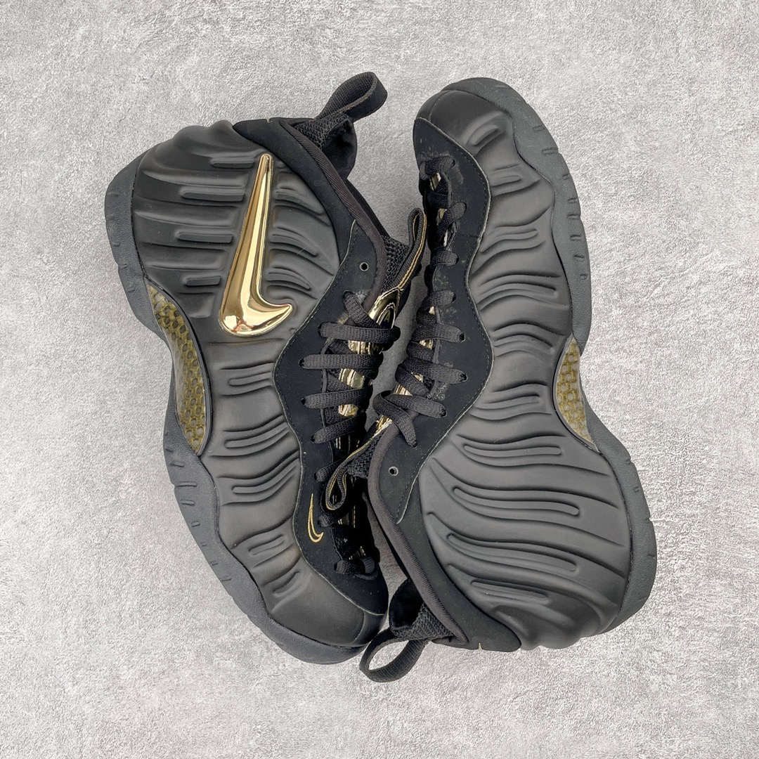 图片[3]-💰490 NK Air Foamposite One 黑金泡 莞产原底面 公司渠道同模具 鞋型发泡360度无死角 双层Zoom气垫植入 中底完美注胶 搭载原厂碳纤维材质 诞生于1997年的NK Air Foamposite系列可以说是整个球鞋历史上最为经典的系列之一 也就是我们常说的“喷”和“泡” 其中“喷”由Foamposite One代言人Penny的英文音译而来 而“泡”则来源于另一款鞋型 Foamposite Pro中\”pro\”的音译 在诞生初期 由于高昂的造价以及超前的外形 Foamposite系列的反对者不在少数 甚至有人认为这款鞋会毁掉整个球鞋行业 但事实证明这双灵感来自于甲虫 自带“黑科技”鞋面以及双层Zoom+大块碳板的太空球鞋不仅受到了大众的接受与追捧 并且成功的影响了篮球鞋的发展 SIZE：38.5 39 40 40.5 41 42 42.5 43 44 44.5 45 46 编码：by5936060-运动鞋