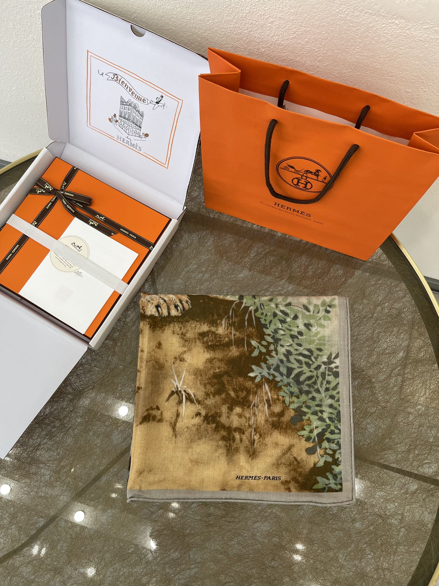 Hermes爱马仕手工卷边山羊绒和真丝混纺披肩