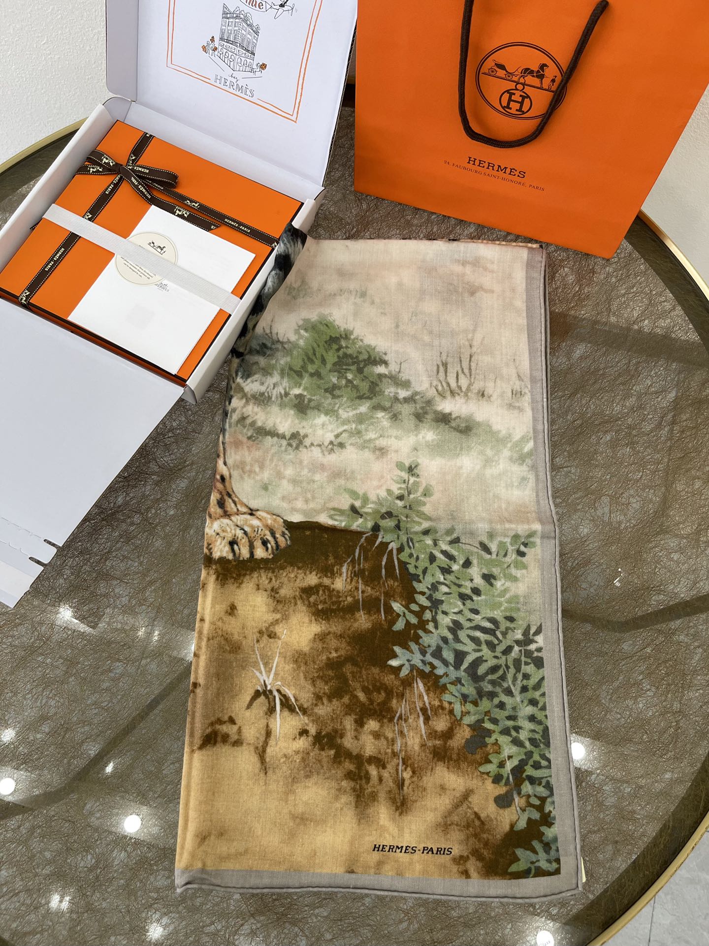 Hermes爱马仕手工卷边山羊绒和真丝混纺披肩