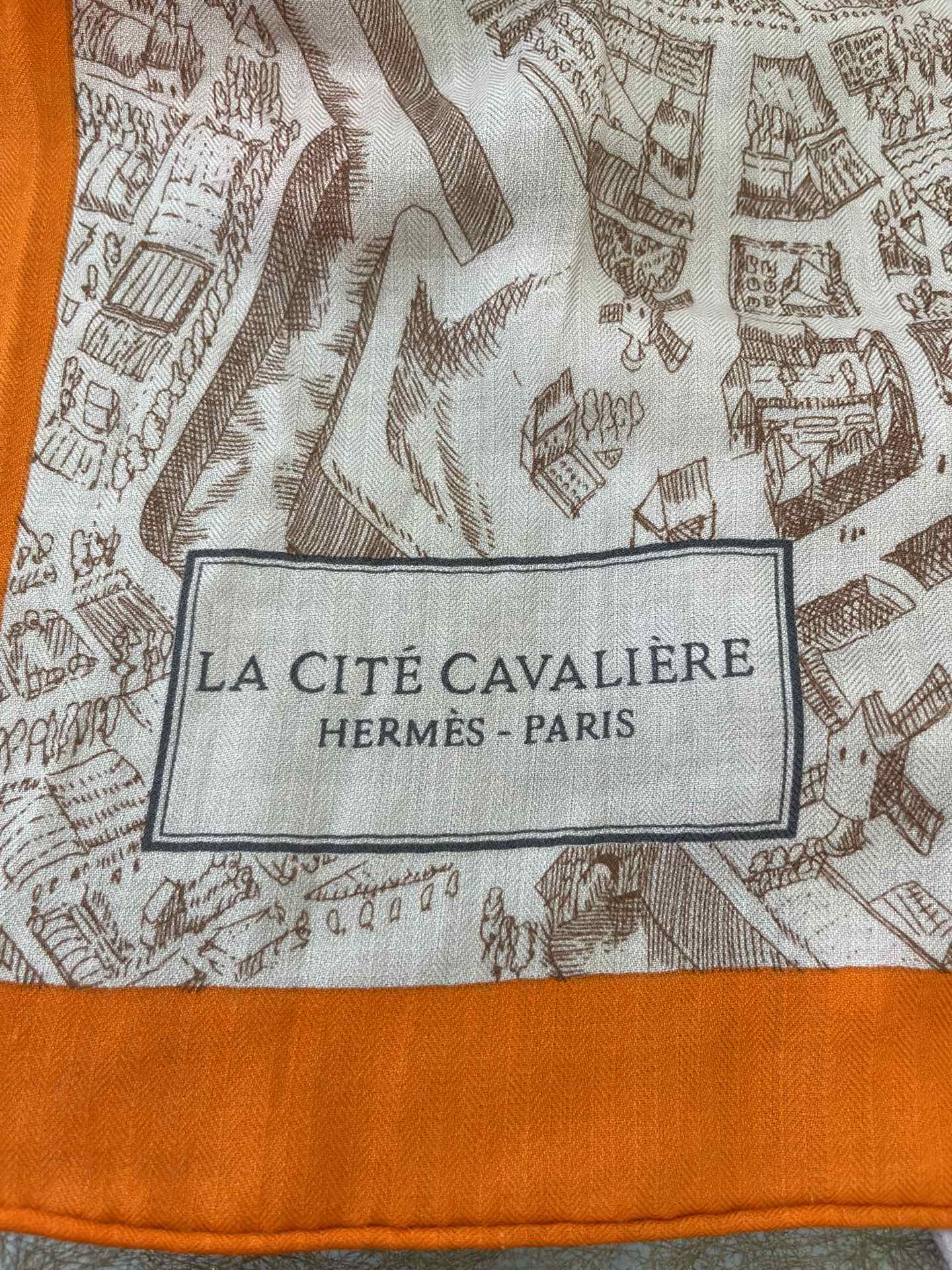 Hermes爱马仕手工卷边山羊绒和真丝混纺披肩