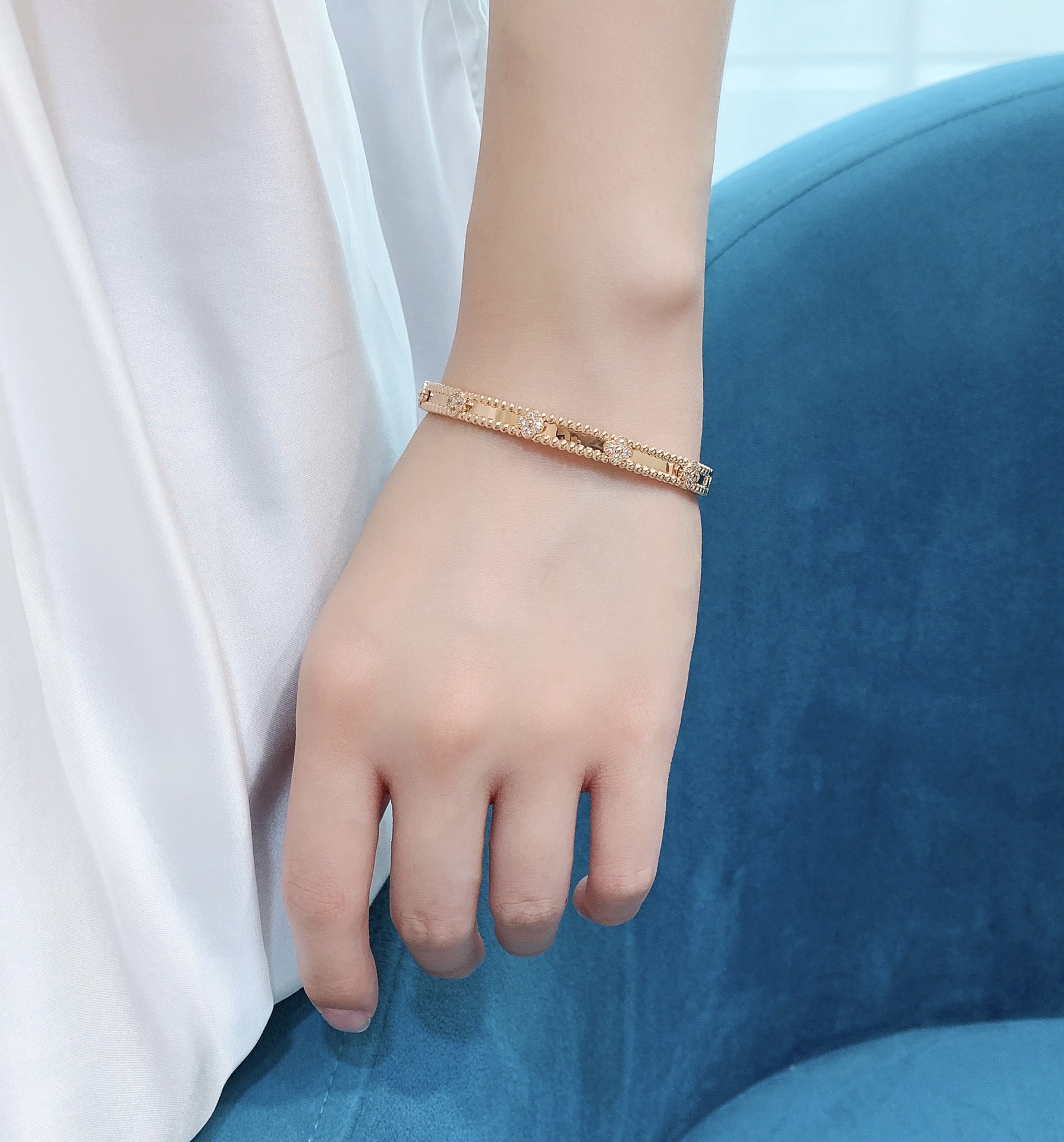 Stylish Gold Bracelet with Crystal-Coated Grass Design for Modern Elegance
