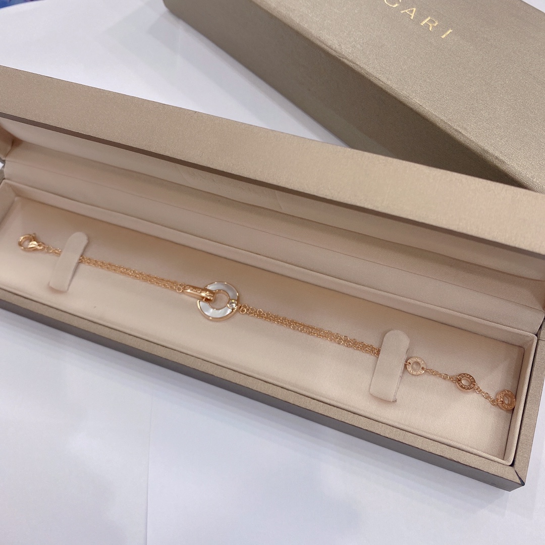 NO:102440,BV Bulgari White Fritillar Copper Coin Bracelet A super beautiful copper coin bracelet, which gives you a sense of attracting wealth and treasure [let me see] [let me see] bracelet with good meaning. The real thing looks good in gray, low-key and luxurious, Bulgari bracelet, bottega veneta, bvlgari, bracelet19860909BV 宝格丽白贝母铜钱手链 超美腻的一款铜钱手链,有种招财进宝的感觉[让我看看][让我看看]寓意很好的手链. 实物手上灰常好看 低调奢华,宝格丽手链,bottega veneta,bvlgari,bracelet,Jewelry