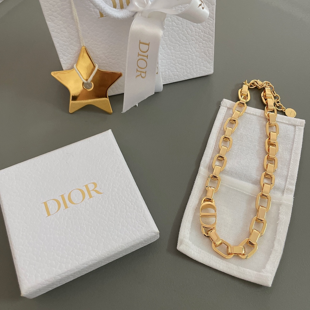 NO:857016,88220 [CD Thick Chain Necklace] Highly recommended, a simple thick chain!  Each link is laminated one by one, and then each link is spliced ​​together by hand. This is called a handmade chain, so it is very labor-intensive!  Then use spot welding to fix it one by one, not live!  The CD Logo with a concave shape in the middle is very unique and unique. It has a cool upper body, retro fashion and trend!  Dear friends, you must definitely buy this timeless golden choker that is simple, rough, and incomparably beautiful!  ,,necklace,Cardia high-end jewelry1986090988220【CD粗链项链】非常非常推荐,一条简约粗链条！每一节环全部一个一个倒膜出来的,再一节一节纯手工拼接起来的,这种称为手工链,因此很费工费成本！接着再一个个点焊固定住,而不是活口的！中间凹造型的CD Logo,特别特别独特个性,上身酷酷的,复古时尚又潮流！宝们,一定一定要入,永不过时的金灿灿简约粗暴无敌好看的choker！,,necklace,卡迪亚高端饰品,Jewelry