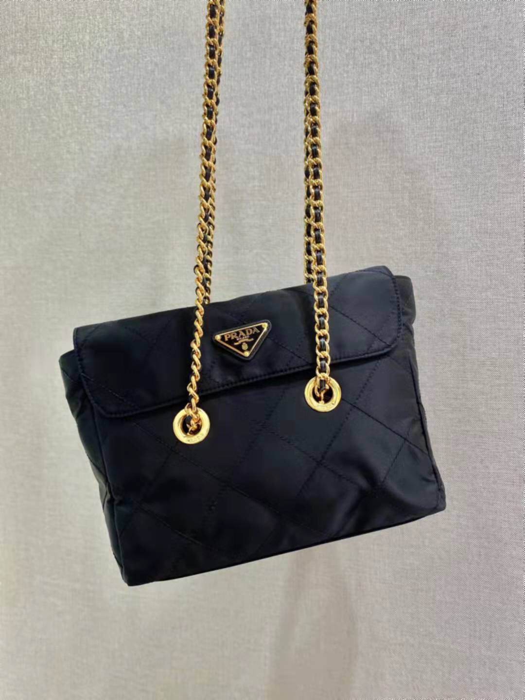 NO:941043,The first batch of second-hand clamshell model 1BD620 medium size 25cm. The design of this vintage second-hand chain rhombus hobo bag is great. It is a pure handmade nylon rhombus design. It can be worn on one shoulder + crossbody + hobo carry method. The imported black gold chain is really vintage.  The plot of Yuan is simple and elegant, the capacity is very large, the upper body is very fashionable, versatile and fashionable. Whether casual or formal, it has a stable temperament. Hurry up and get it. I love this second-hand hobo bag, length 25x height 21x bottom 5cm, Prada [price based on quantity], prada19860909批中古翻盖款1BD620中号25cm这款Vintage中古链条菱格流浪包设计太棒了纯手工尼龙菱格设计,可单肩+斜跨+流浪背法,进口黑金链条搭配真的是Vintage永远的情节简约大气,容量非常大上身特别潮,百搭又时髦.不管休闲,正式,全是稳稳气质.赶紧入手吧太爱这款中古流浪包长25x高21x底5cm,普拉达【跑量价】,prada,Bag