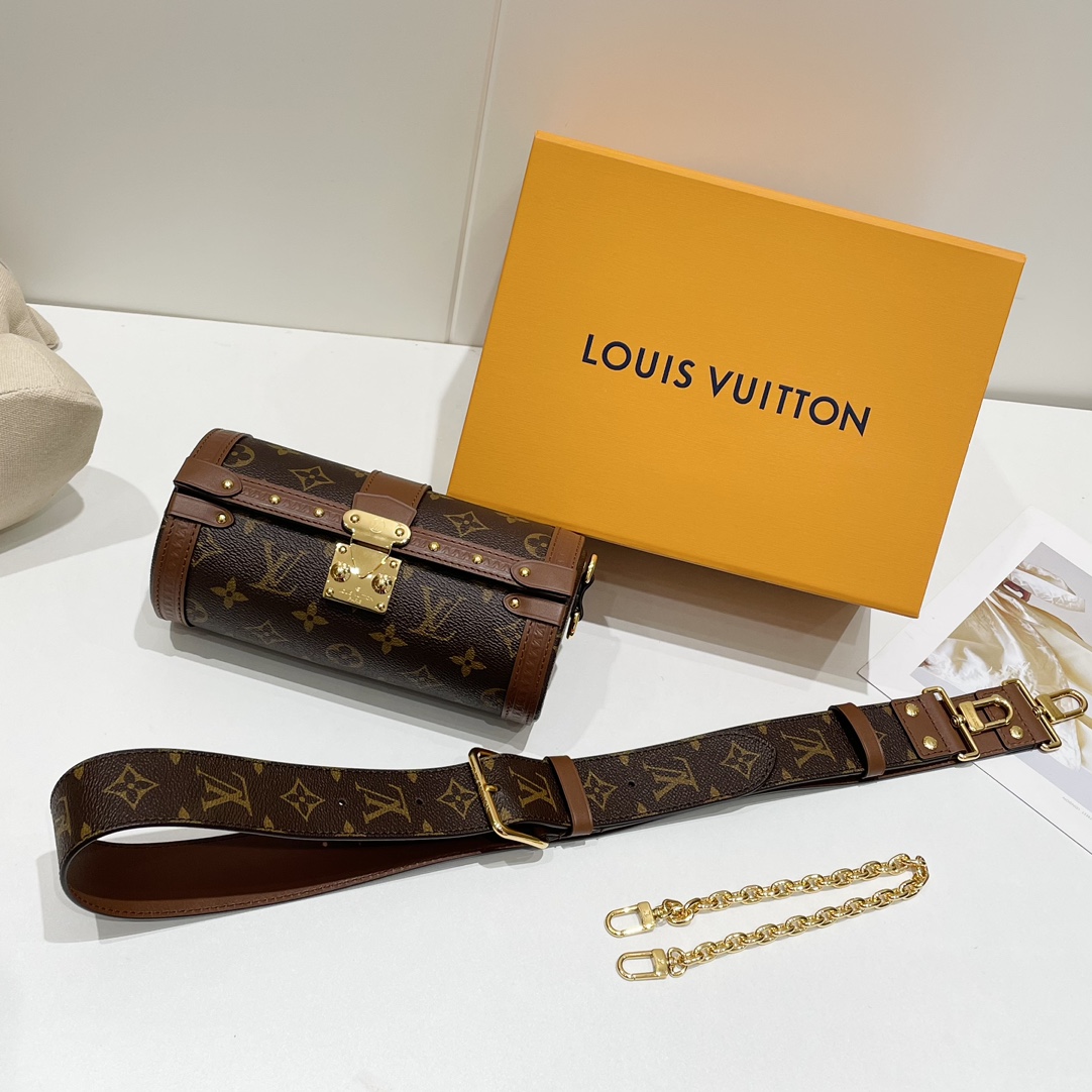 NO:178413,aillon Trunk handbags are decorated with metal rivets and S-lock hooks, infusing contemporary style to Louis Vuitton's traditional style. The semi-hard baguette is hand-held and can be tied with a shoulder strap or crossbody. Detailed features 19 x 9 x 9 cm (length x height x width) Monogram coated canvas Cowhide trim Microfiber lining Metal parts S-lock hooks The shoulder strap is removable and adjustable Strap half length 30.0 cm Strap half length adjustable to 52.0 cm Chain detachable Chain half length 55.0 cm,,louis vuitton,cowhide19860909aillon Trunk 手袋点缀金属铆钉和 S-lock 钩扣,为路易威登的传统格调注入当代风华.半硬质法棍包构型方便手持,亦可系上肩带肩背或斜挎. 详细特征 19 x 9 x 9 厘米 (长度 x 高 x 宽) Monogram 涂层帆布 牛皮饰边 超细纤维内衬 金属件 S-lock 钩扣 肩带可拆卸,可调节 包带半长30.0 厘米 包带半长可调至52.0 厘米 链条可拆卸 链条半长55.0 厘米,,louis vuitton,cowhide,Bag