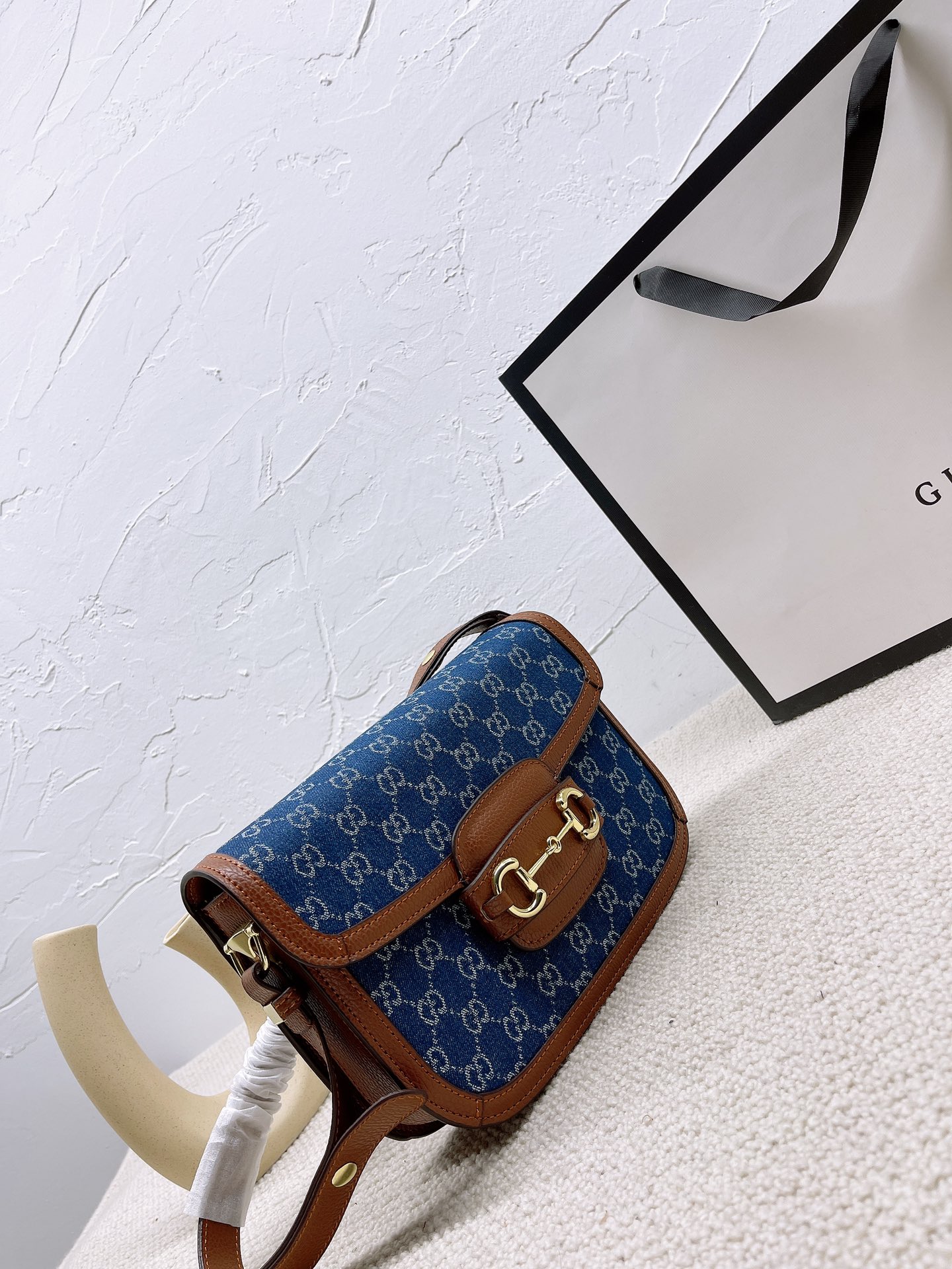 J5 配盒子 GUCCI1955马鞍包 单肩跨在腋下使整个look简约又文艺 喜欢复古风的我们其实不仅是对这些带有复古感单品的留恋 更多的是当看到复古元素和现代元素相融合时对经典的致敬 背上她秒变森系文艺少女，这款老花马鞍包美得不可言语! 1955时尚与实用兼备，包型硬挺，而且不容易变形，包括自重很轻，容量非常可观~尺寸: 26*20cm