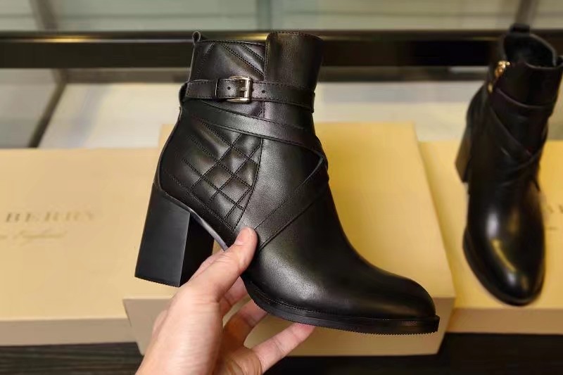 NO:483241,Burberry 【BURBERRY】elephant-inspired ankle boots, selected smooth leather material, matched with the brand House plaid cut piece. Upper cowhide, sheepskin lining, boots rubber, swaddle design; buckle adjustment, almond-shaped toe boot heel height 7cm boot barrel height 10.5cm boot mouth circumference 22.5cm size 35-42 270, boots, burberry, burberry, boots, cowhide, sheepskin19860909巴宝莉【BURBERRY】马术灵感及踝靴,精选平滑皮革材质,搭配品牌 House 格纹裁片. 鞋面牛皮,内衬羊皮 靴底橡胶,套穿式设计；扣环调节 杏仁形鞋头 靴跟高7cm 靴筒高10.5cm 靴口围22.5cm码数35-42 270,靴子,burberry,burberry,boots,cowhide,sheepskin,Women's Shoes