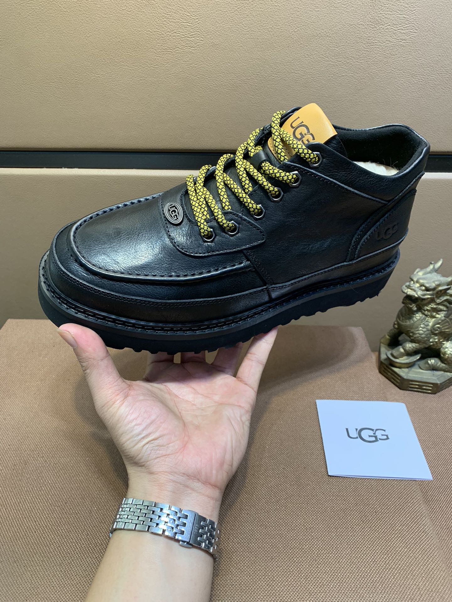 K5 真羊毛UGG爆款男鞋官方网同步正品品质不是一般市场仿货可比拟的鞋面为进口意大利打蜡抛光小牛皮,内里：垫脚级真羊毛只有A级才能显效果 手感柔滑细腻鞋型大气,只有正品厂才能做到原厂大底完美的韧性 才能让客户告别一次性消费 真羊毛里 超级保暖.2色可选 码数：38-44