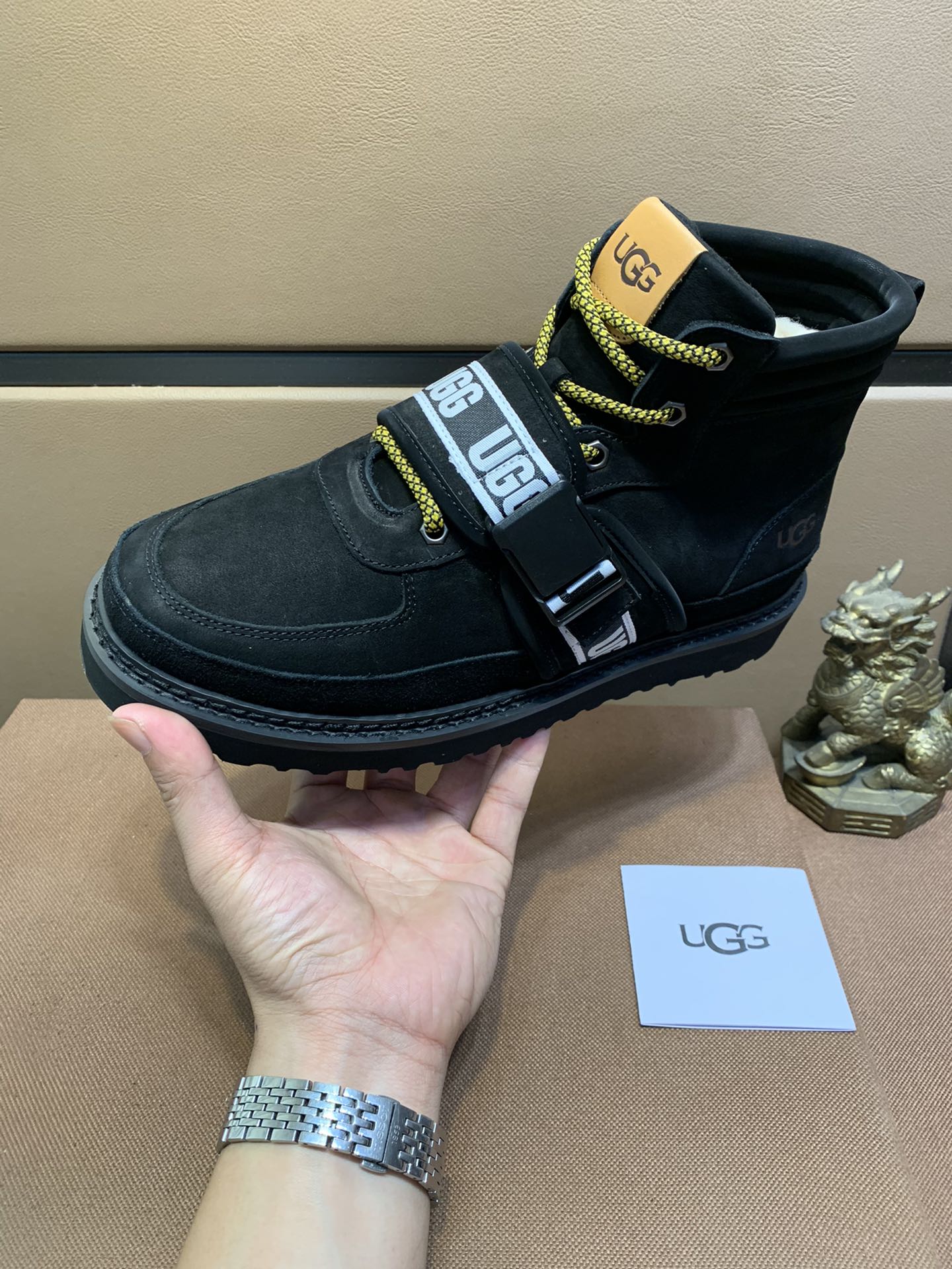 K5 真羊毛UGG爆款男鞋官方网同步正品品质不是一般市场仿货可比拟的鞋面为进口意大利磨砂牛皮,内里：垫脚级真羊毛只有A级才能显效果 手感柔滑细腻鞋型大气,只有正品厂才能做到原厂大底完美的韧性 才能让客户告别一次性消费 真羊毛里 超级保暖.2色可选 码数：38-44