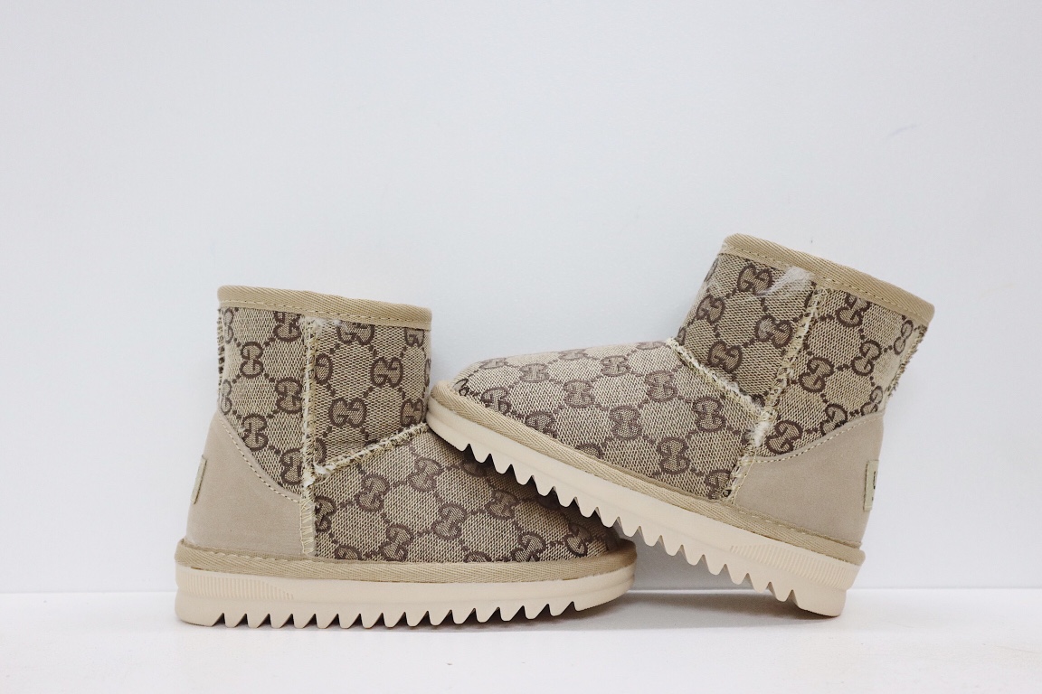 图片[9]-UGG老花联名系列儿童中帮雪地靴 尺码：25-37码 经典老花款式❤️ 内里人造毛，加绒加厚保暖舒适❄️ 橡胶大底耐磨防滑✔️-选品中心