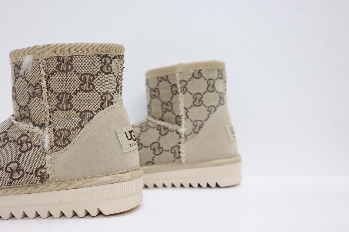 图片[4]-UGG老花联名系列儿童中帮雪地靴 尺码：25-37码 经典老花款式❤️ 内里人造毛，加绒加厚保暖舒适❄️ 橡胶大底耐磨防滑✔️-选品中心