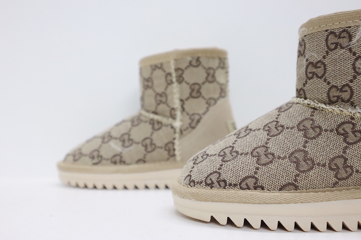 图片[3]-UGG老花联名系列儿童中帮雪地靴 尺码：25-37码 经典老花款式❤️ 内里人造毛，加绒加厚保暖舒适❄️ 橡胶大底耐磨防滑✔️-选品中心