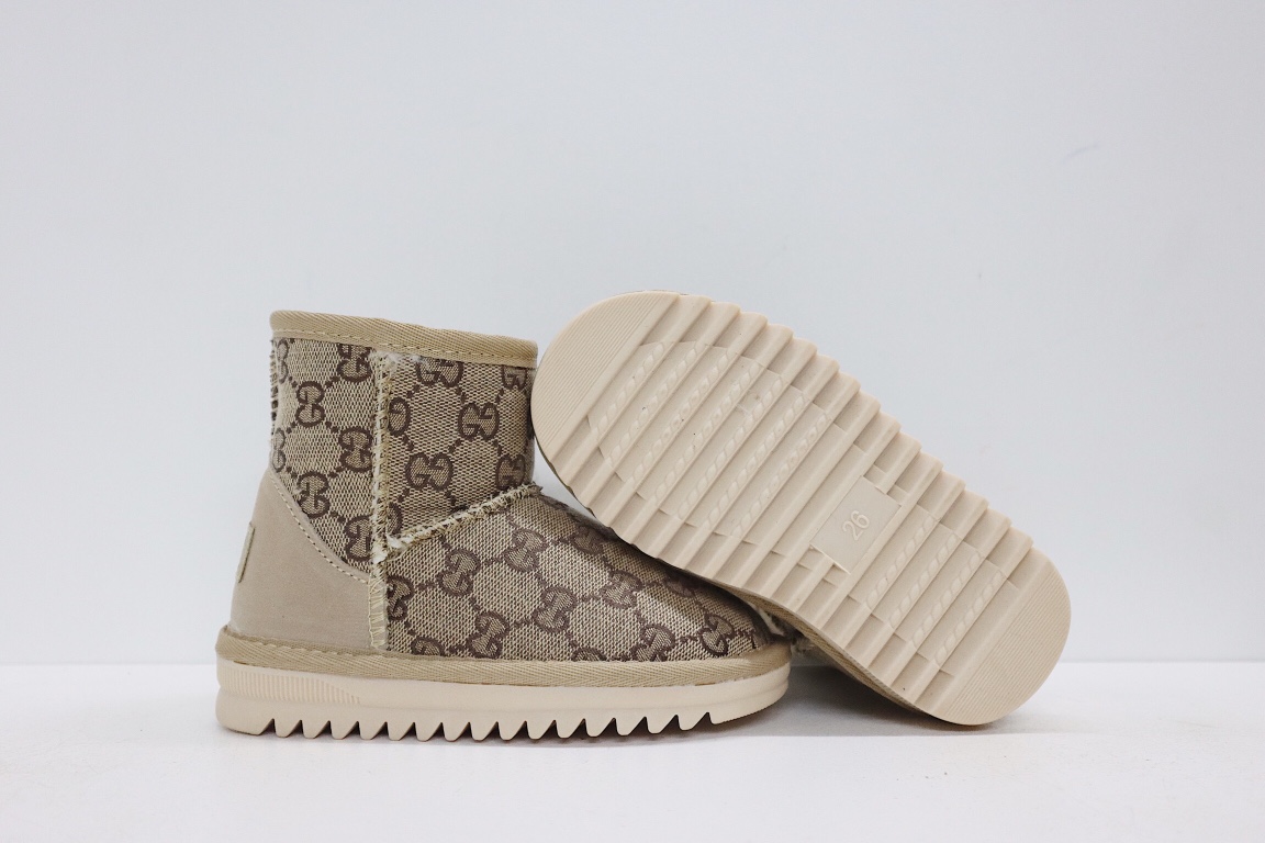 图片[8]-UGG老花联名系列儿童中帮雪地靴 尺码：25-37码 经典老花款式❤️ 内里人造毛，加绒加厚保暖舒适❄️ 橡胶大底耐磨防滑✔️-选品中心