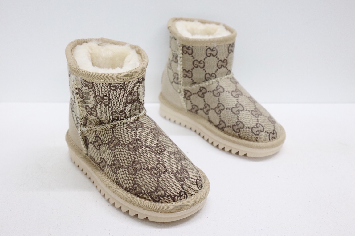 图片[7]-UGG老花联名系列儿童中帮雪地靴 尺码：25-37码 经典老花款式❤️ 内里人造毛，加绒加厚保暖舒适❄️ 橡胶大底耐磨防滑✔️-选品中心