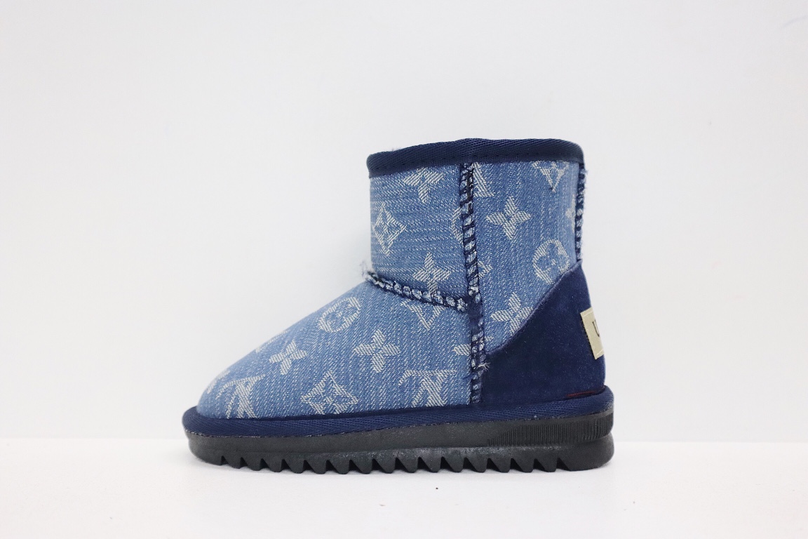 UGG老花联名系列儿童中帮雪地靴 尺码：25-37码 经典老花款式❤️ 内里人造毛，加绒加厚保暖舒适❄️ 橡胶大底耐磨防滑✔️-选品中心