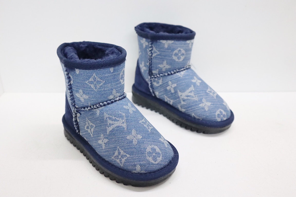 图片[7]-UGG老花联名系列儿童中帮雪地靴 尺码：25-37码 经典老花款式❤️ 内里人造毛，加绒加厚保暖舒适❄️ 橡胶大底耐磨防滑✔️-选品中心