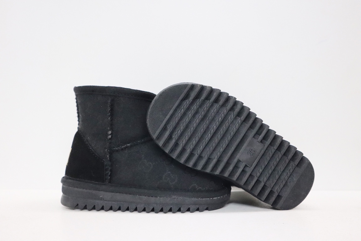 图片[8]-UGG老花联名系列儿童中帮雪地靴 尺码：25-37码 经典老花款式❤️ 内里人造毛，加绒加厚保暖舒适❄️ 橡胶大底耐磨防滑✔️-选品中心