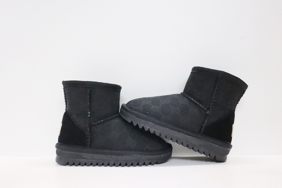 图片[9]-UGG老花联名系列儿童中帮雪地靴 尺码：25-37码 经典老花款式❤️ 内里人造毛，加绒加厚保暖舒适❄️ 橡胶大底耐磨防滑✔️-选品中心