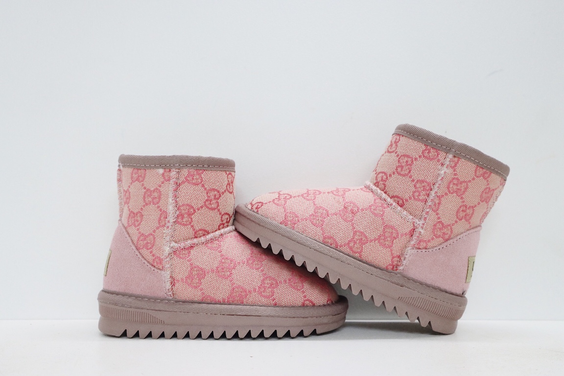 图片[9]-UGG老花联名系列儿童中帮雪地靴 尺码：25-37码 经典老花款式❤️ 内里人造毛，加绒加厚保暖舒适❄️ 橡胶大底耐磨防滑✔️-选品中心