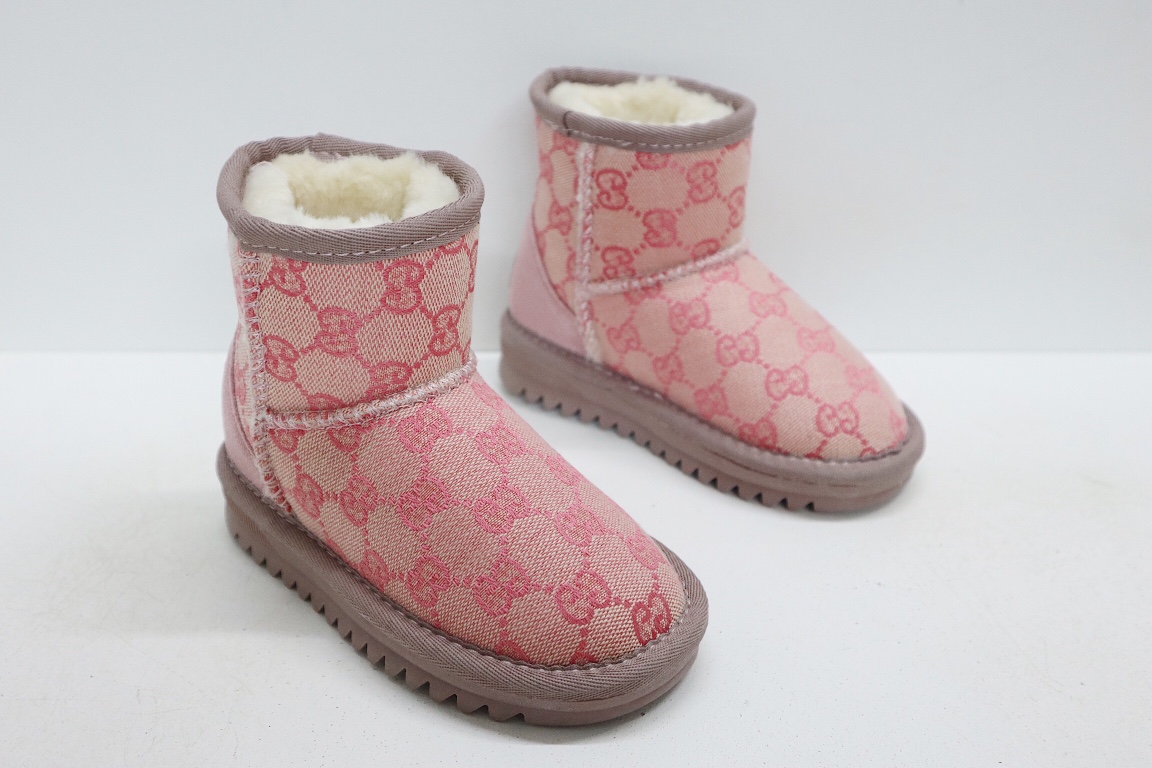 图片[7]-UGG老花联名系列儿童中帮雪地靴 尺码：25-37码 经典老花款式❤️ 内里人造毛，加绒加厚保暖舒适❄️ 橡胶大底耐磨防滑✔️-选品中心