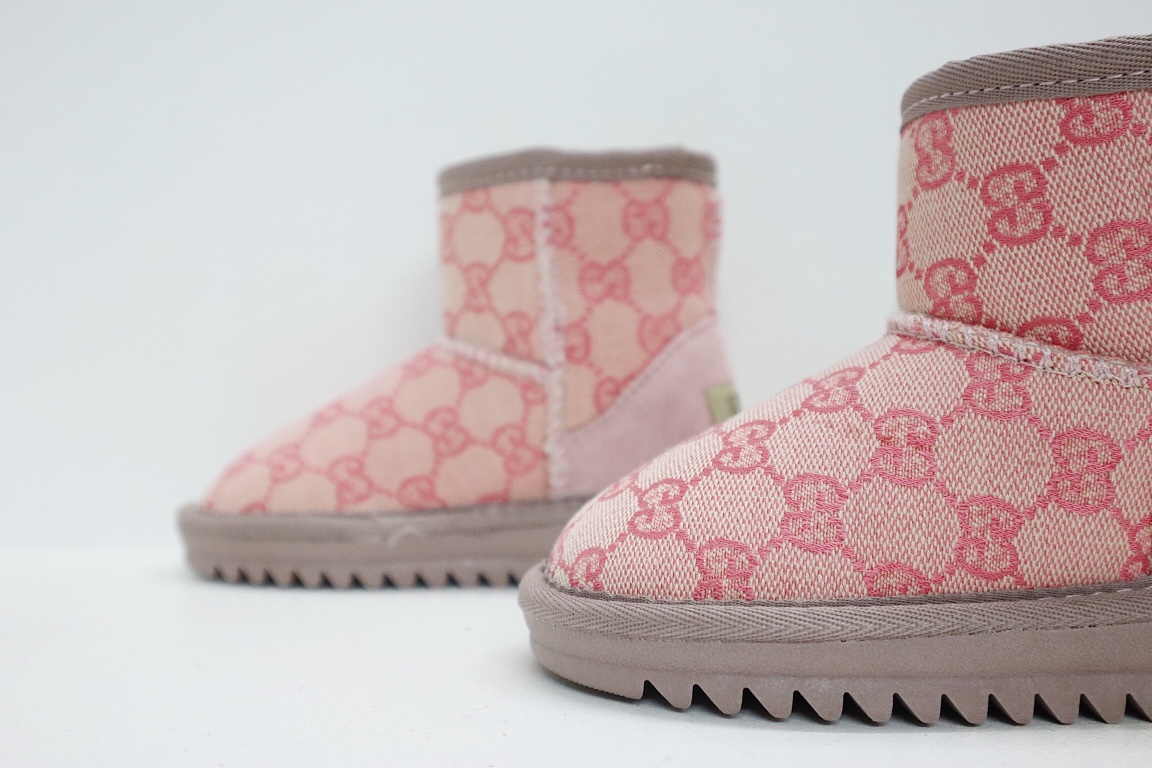 图片[3]-UGG老花联名系列儿童中帮雪地靴 尺码：25-37码 经典老花款式❤️ 内里人造毛，加绒加厚保暖舒适❄️ 橡胶大底耐磨防滑✔️-选品中心