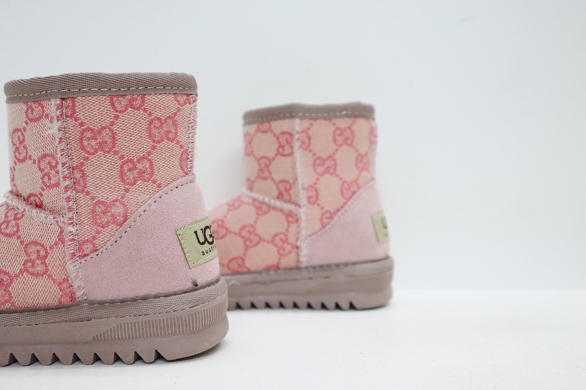 图片[4]-UGG老花联名系列儿童中帮雪地靴 尺码：25-37码 经典老花款式❤️ 内里人造毛，加绒加厚保暖舒适❄️ 橡胶大底耐磨防滑✔️-选品中心