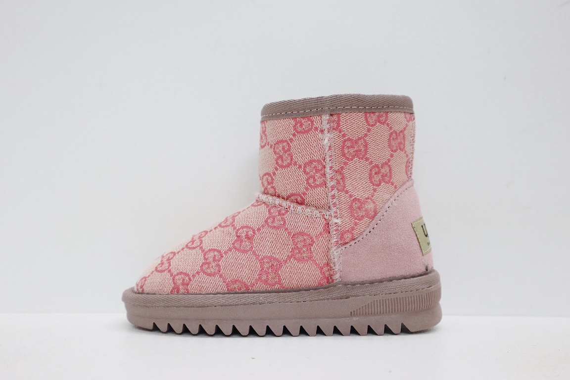 UGG老花联名系列儿童中帮雪地靴 尺码：25-37码 经典老花款式❤️ 内里人造毛，加绒加厚保暖舒适❄️ 橡胶大底耐磨防滑✔️-选品中心