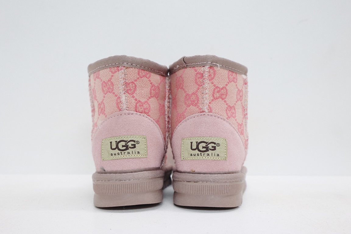 图片[6]-UGG老花联名系列儿童中帮雪地靴 尺码：25-37码 经典老花款式❤️ 内里人造毛，加绒加厚保暖舒适❄️ 橡胶大底耐磨防滑✔️-选品中心