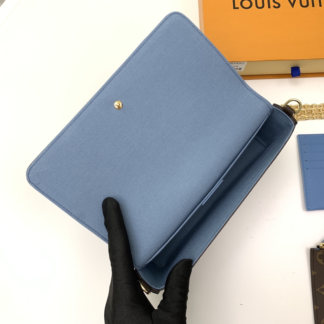 this Félicie Pochette depicts the House’s mascot - Bag 7