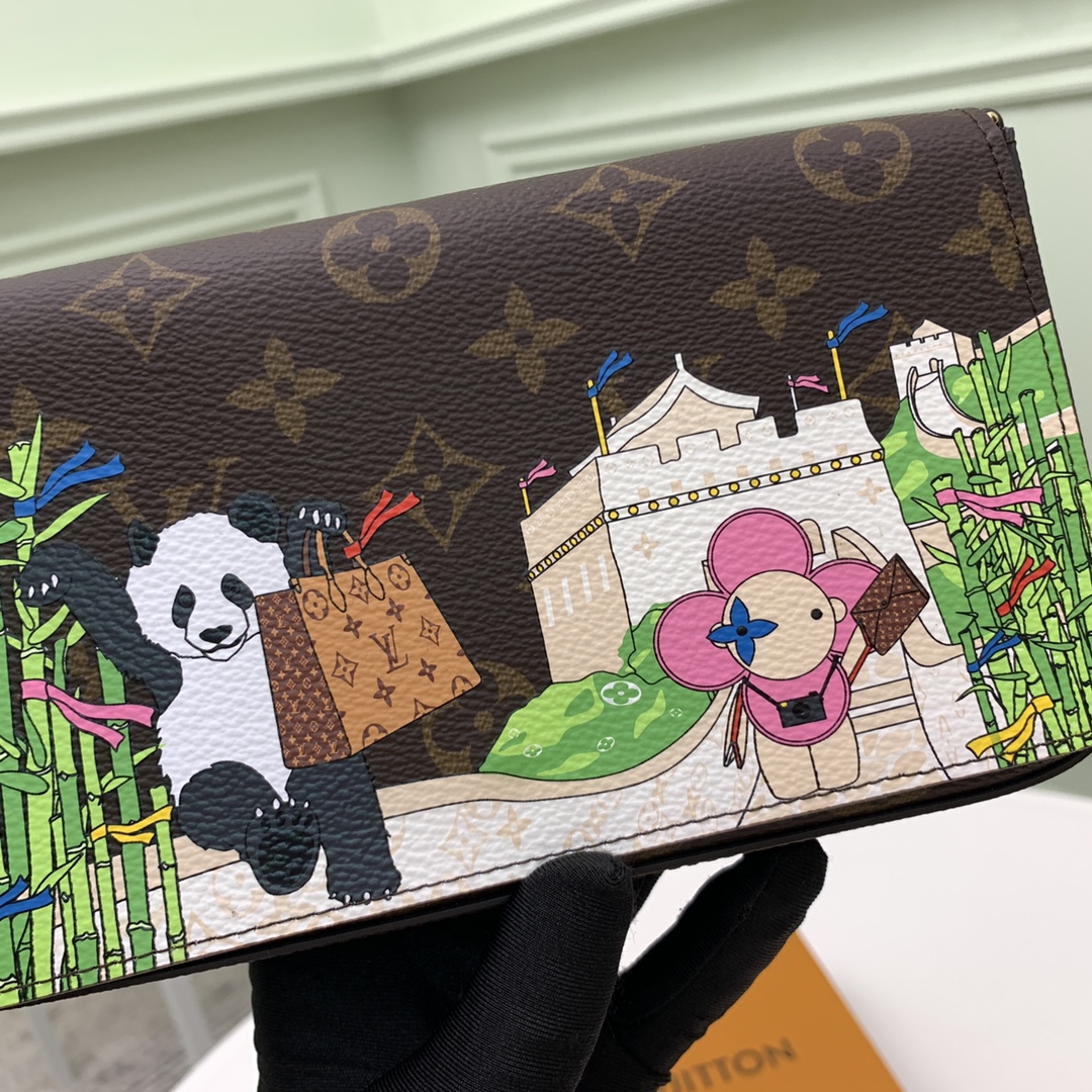 this Félicie Pochette depicts the House’s mascot - Bag 5