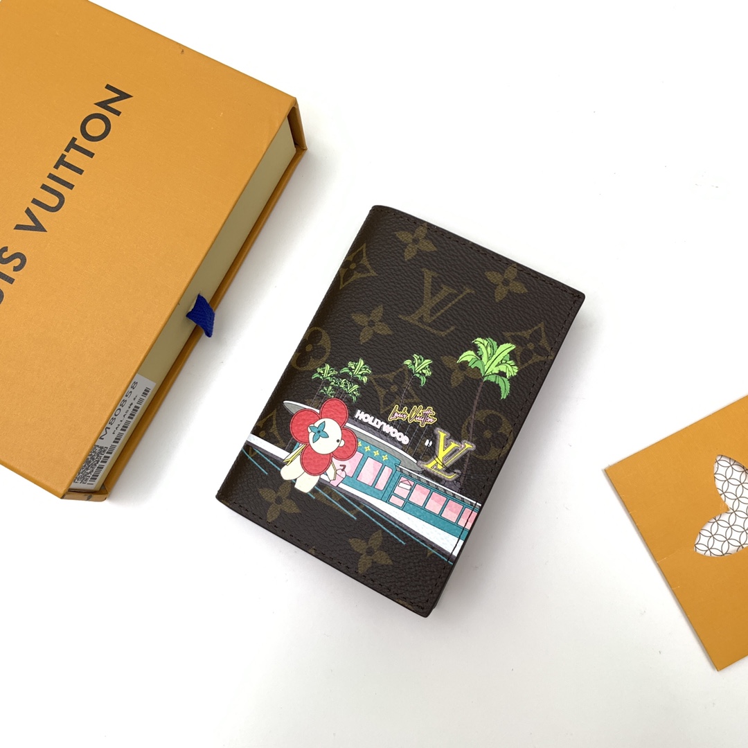 【顶级】M80858👏👏此款护照套以 Monogram 帆布烘托限量版印花，讲述品牌吉祥物 Vivienne 的好莱坞大道之旅。轻盈构型内设 2