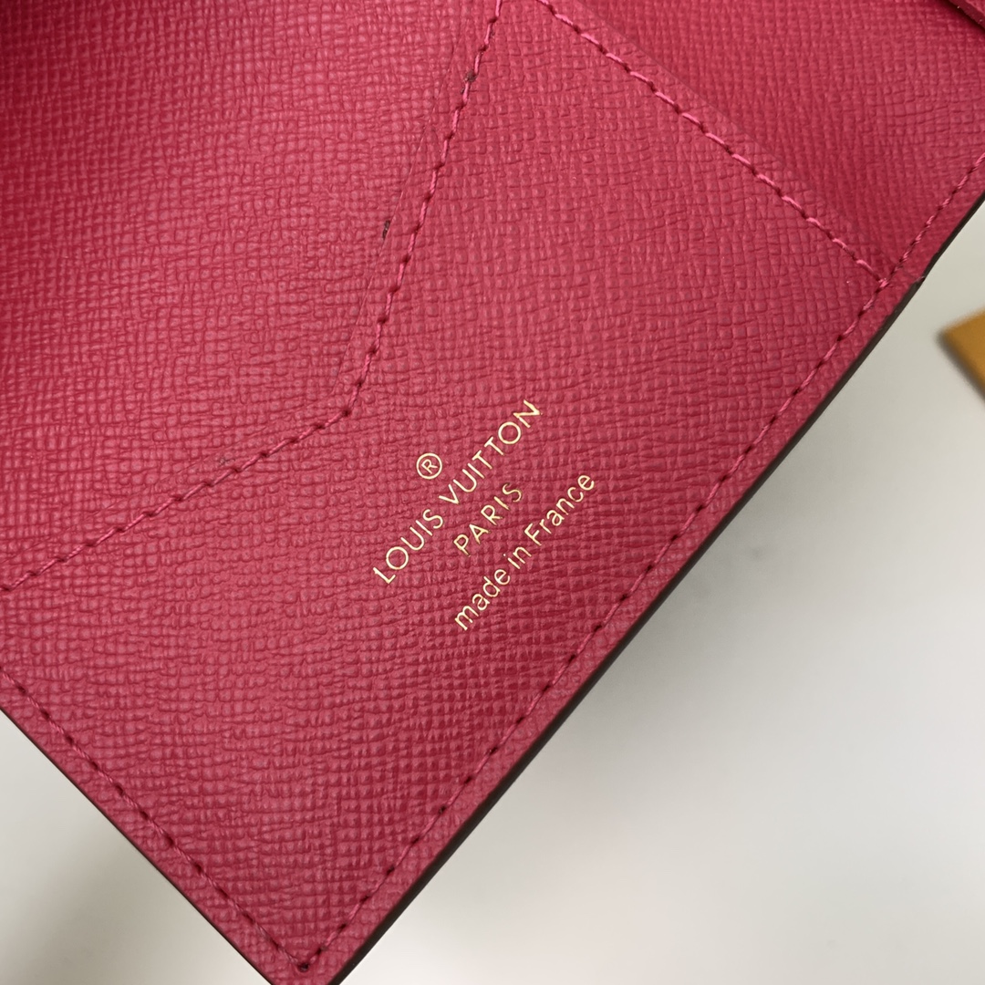 【顶级】M80858👏👏此款护照套以 Monogram 帆布烘托限量版印花，讲述品牌吉祥物 Vivienne 的好莱坞大道之旅。轻盈构型内设 5